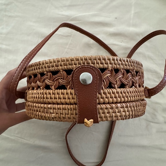 Hand woven round rattan crossbody - Picture 3 of 4